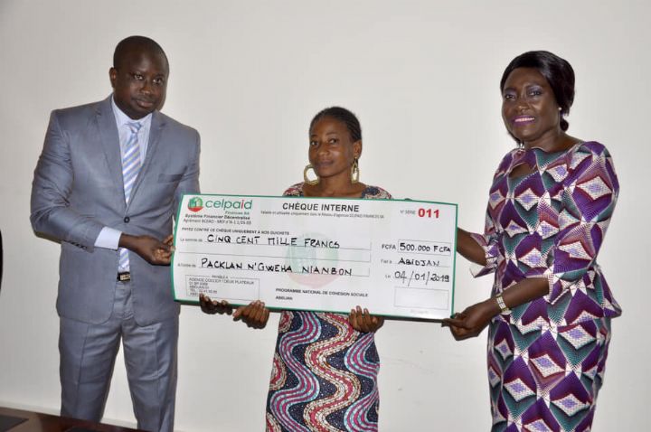 Indemnisation des victimes/ Financement d’Activités Génératrices de Revenus : La Ministre Mariatou Koné remet les chèques des premiers bénéficiaires.